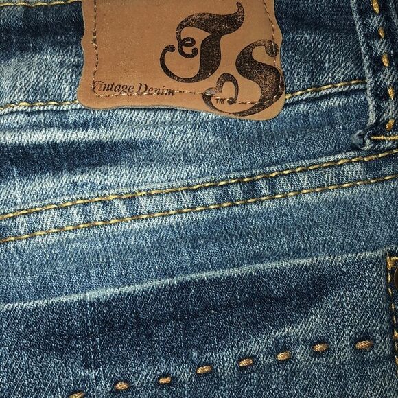 True Soulmate Jean Shorts - Picture 7 of 8